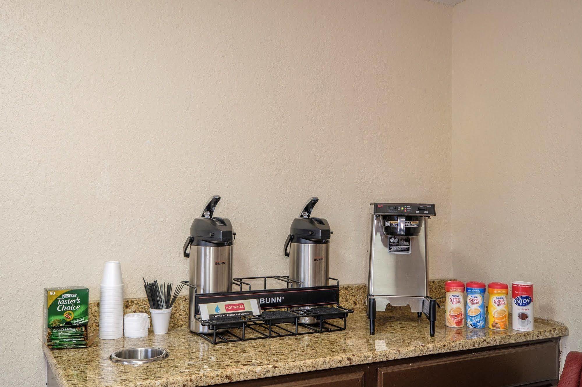 Red Roof Inn Jacksonville - Cruise Port Bagian luar foto
